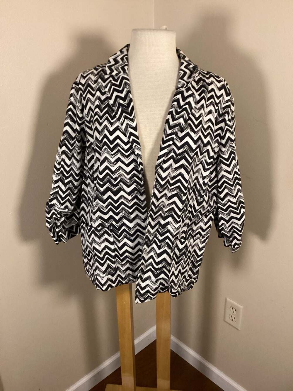 Chico's Black and White Chevron Print Open Front Ruched Sleeve Blazer